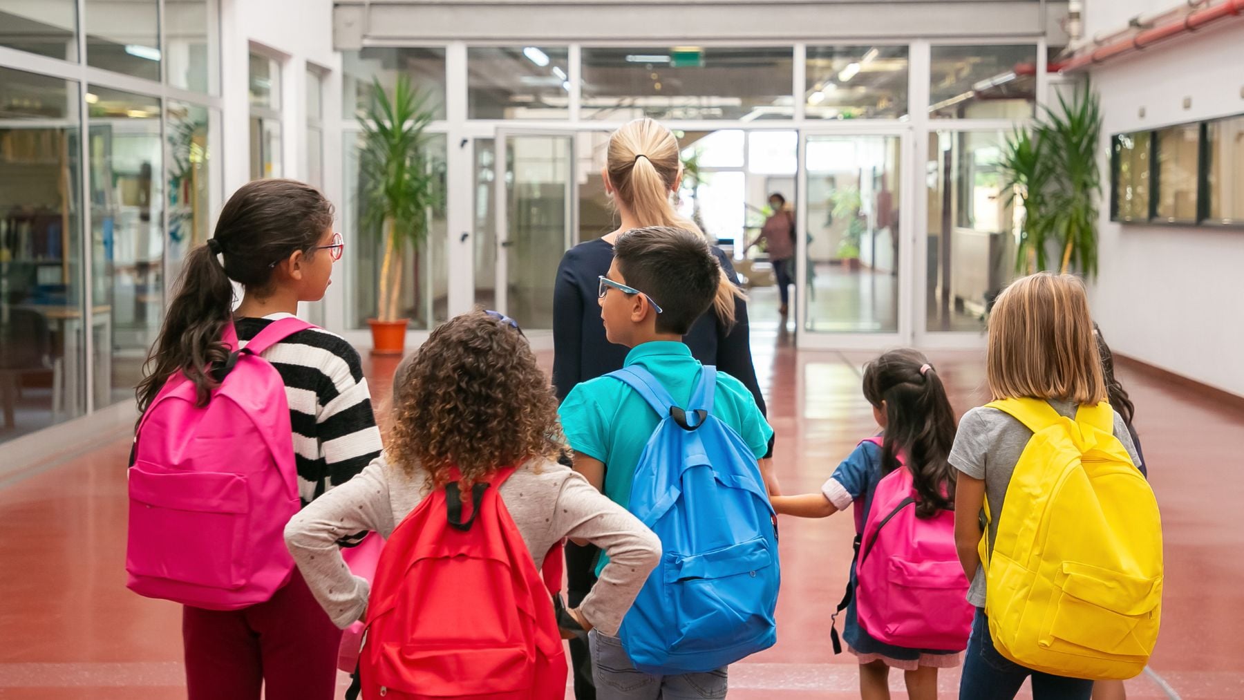 Niños saliendo de un colegio. (Freepik)