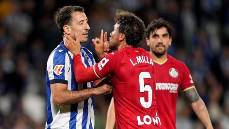 Milla advierte a Oyarzabal. (Getty)