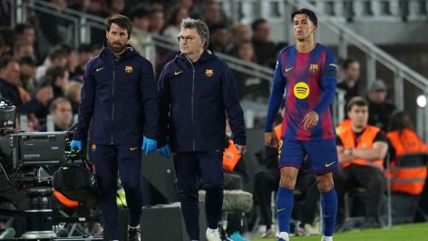 Joao Cancelo se retira del césped junto a los servicios médicos del FC Barcelona. (Getty)