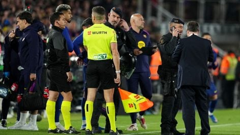 Munuera habla con los Mossos en el Camp Nou.