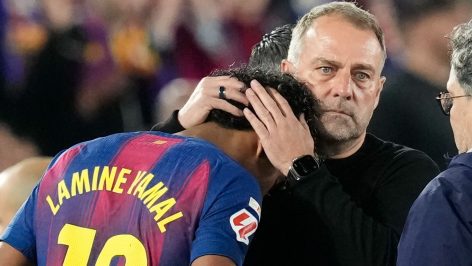 Flick consuela a un Lamine Yamal lesionado. (Getty)