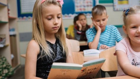 Niños con libros en la escuela. (Foto: Freepik)