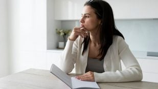 Mujer pensando en silencio. (Foto: Freepik)