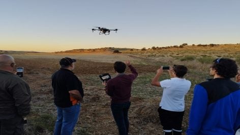 Centro de Formación del Medio Rural de Don Benito probando drones. Foto: Junta de Extremadura.