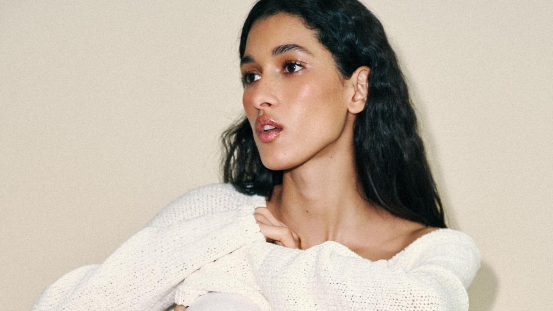 Zara lanza las sandalias egipcias planas y bohemias con detalle dorado que prometen ser el calzado estrella de la temporada