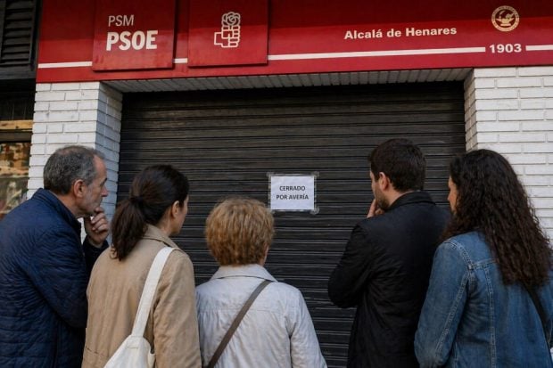 La sede socialista de Alcal&aacute; cerrada.