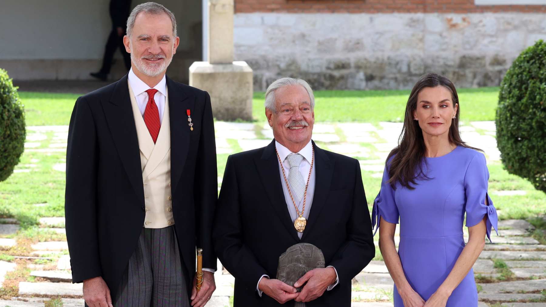 Gonzalo Celorio recibe el Premio Cervantes de manos de los reyes y reivindica la novela como libertad