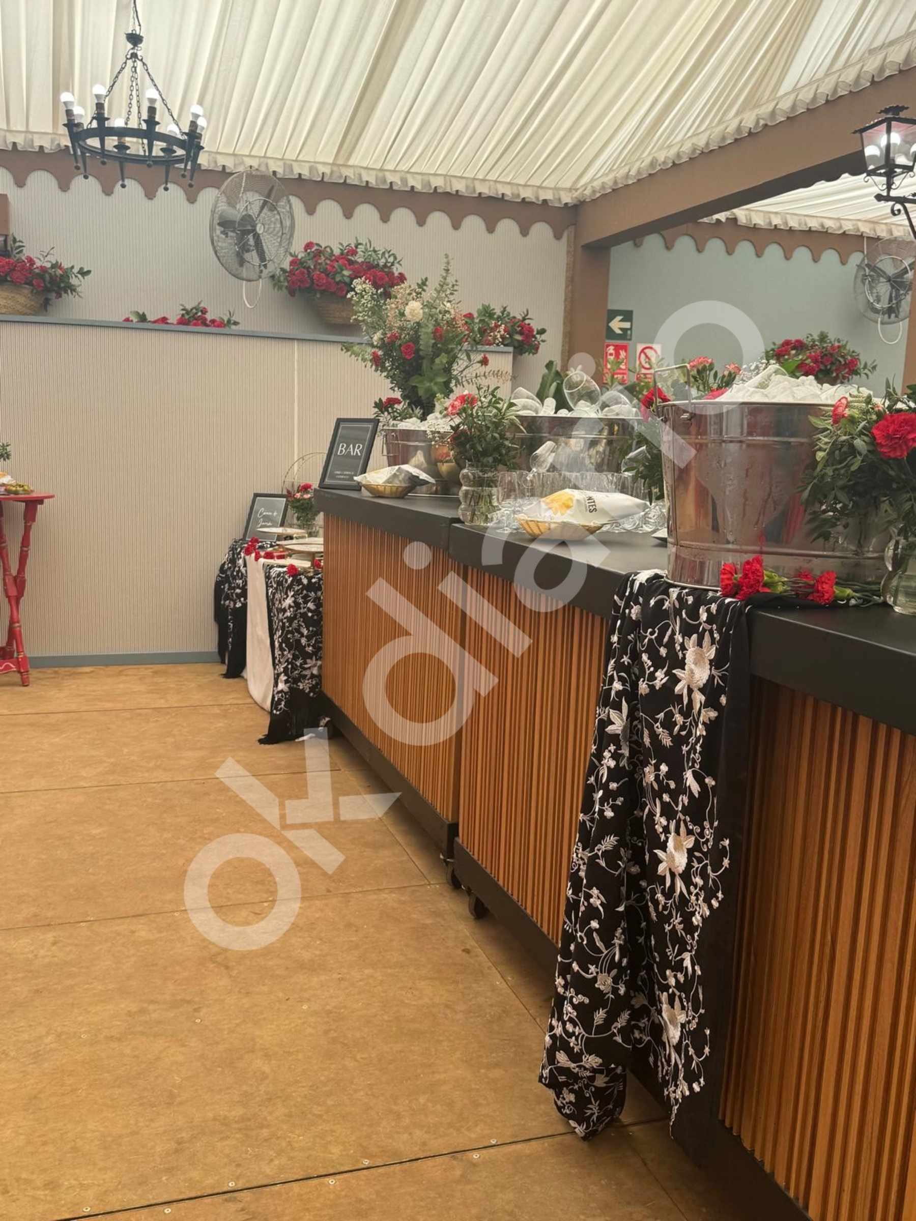 Interior de la fiesta de Jos&eacute; Luis L&oacute;pez Fern&aacute;ndez, 'El Turronero', en Sevilla. (Foto: COOL)