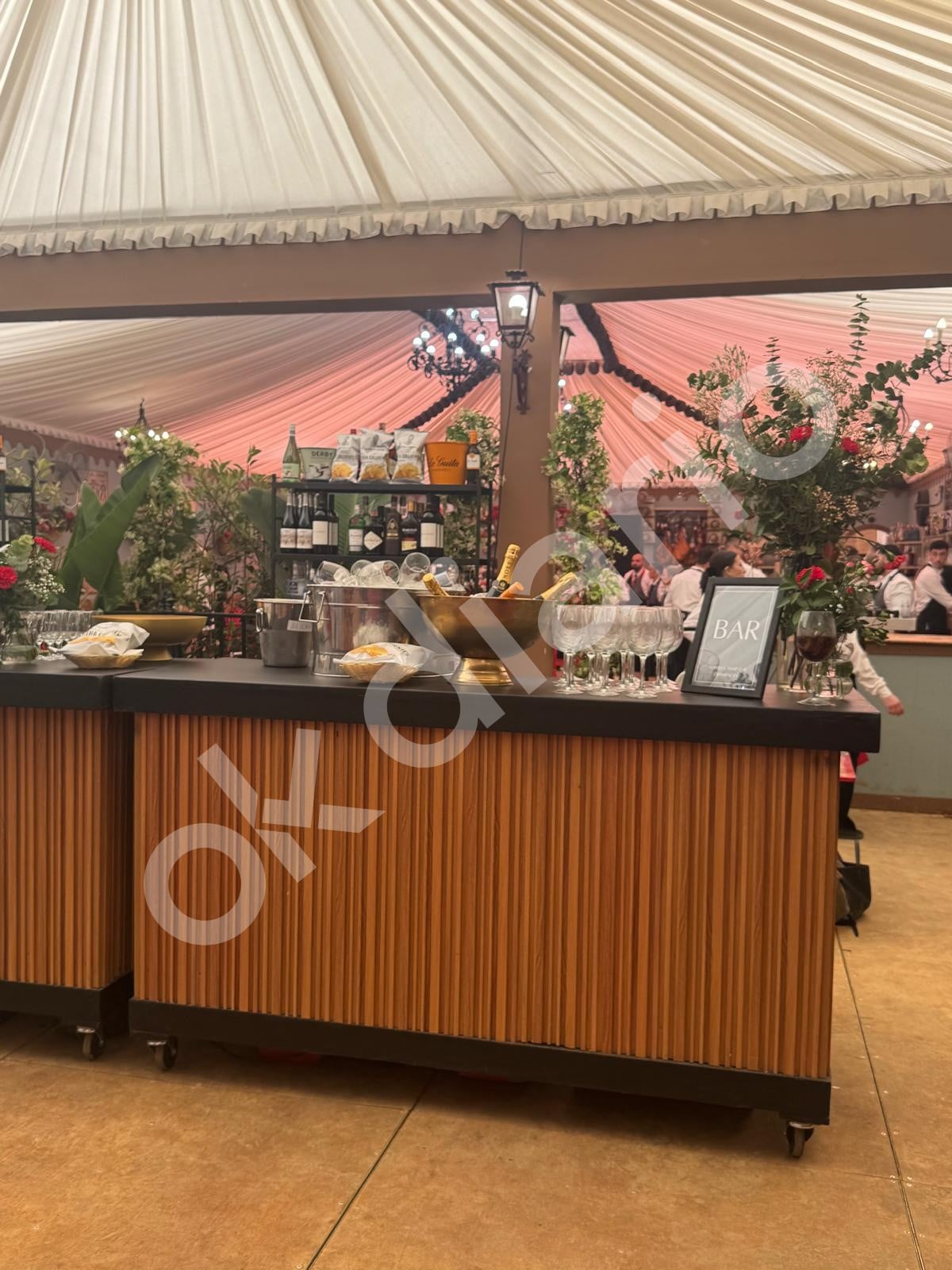 Interior de la fiesta de Jos&eacute; Luis L&oacute;pez Fern&aacute;ndez, 'El Turronero', en Sevilla. (Foto: Okdiario)