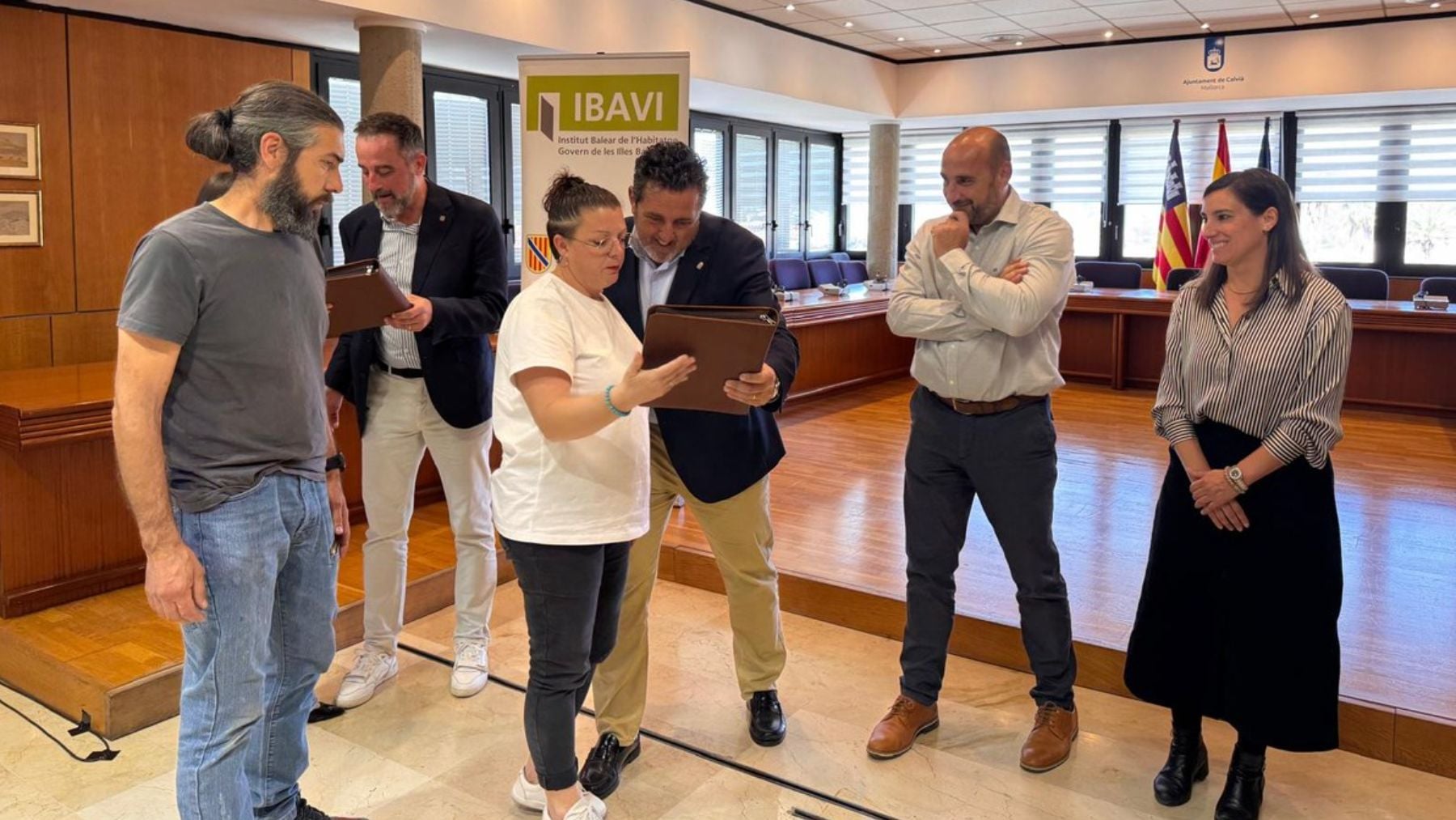 El alcalde de Calvià, Juan Antonio Amengual, con una de las adjudicatarias de estas viviendas de alquiler social.