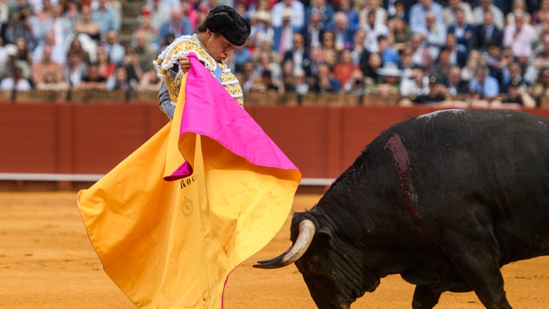 Roca Rey, herido tras sufrir una fuerte cogida en la Maestranza