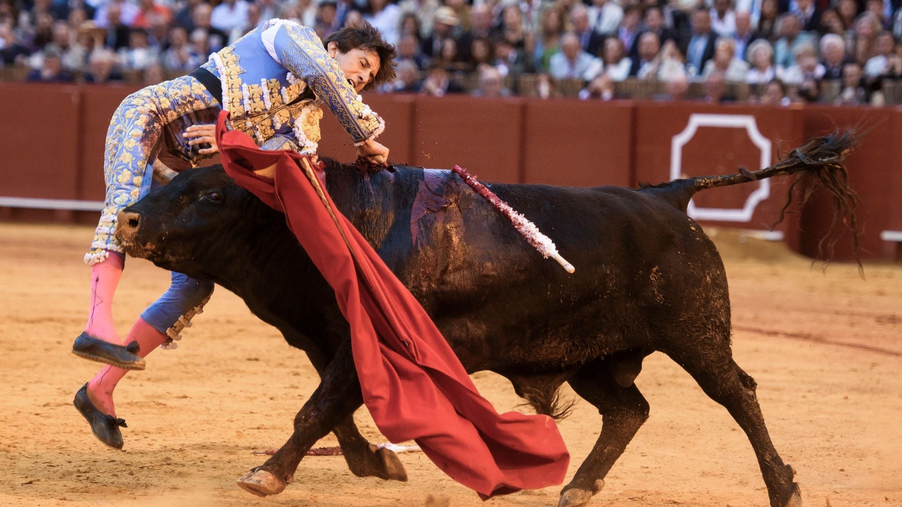 Roca Rey, herido tras sufrir una fuerte cogida al entrar a matar en la Maestranza