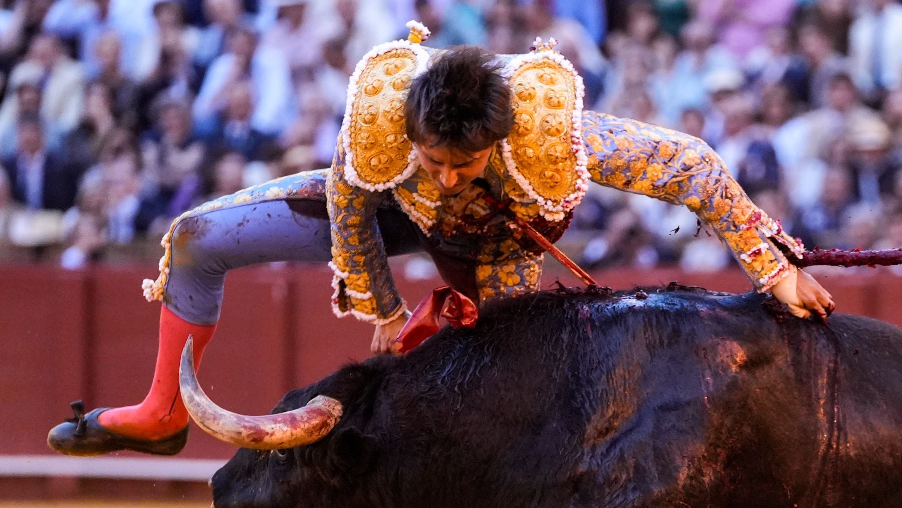 Las fotos más espeluznantes de la cogida de Roca Rey en Sevilla