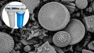 Materiales adsorbentes desarrollados a partir de la revalorización de residuos industriales. Imagen y el sistema purificador. Foto: CONICET e investigadoras.