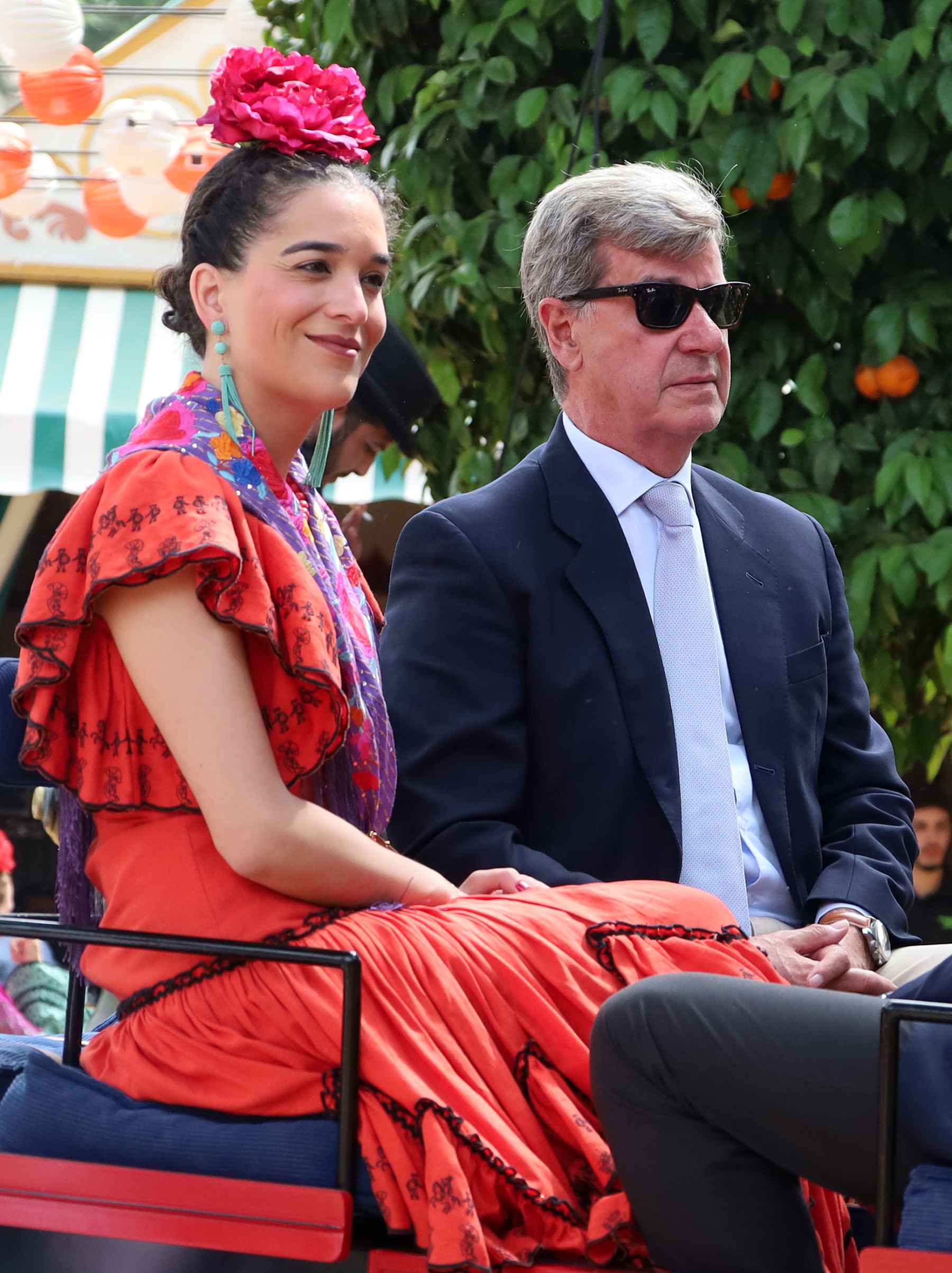 B&aacute;rbara Mirjan y Cayetano Mart&iacute;nez de Irujo en el real de la Feria. (Foto: Europa Press)