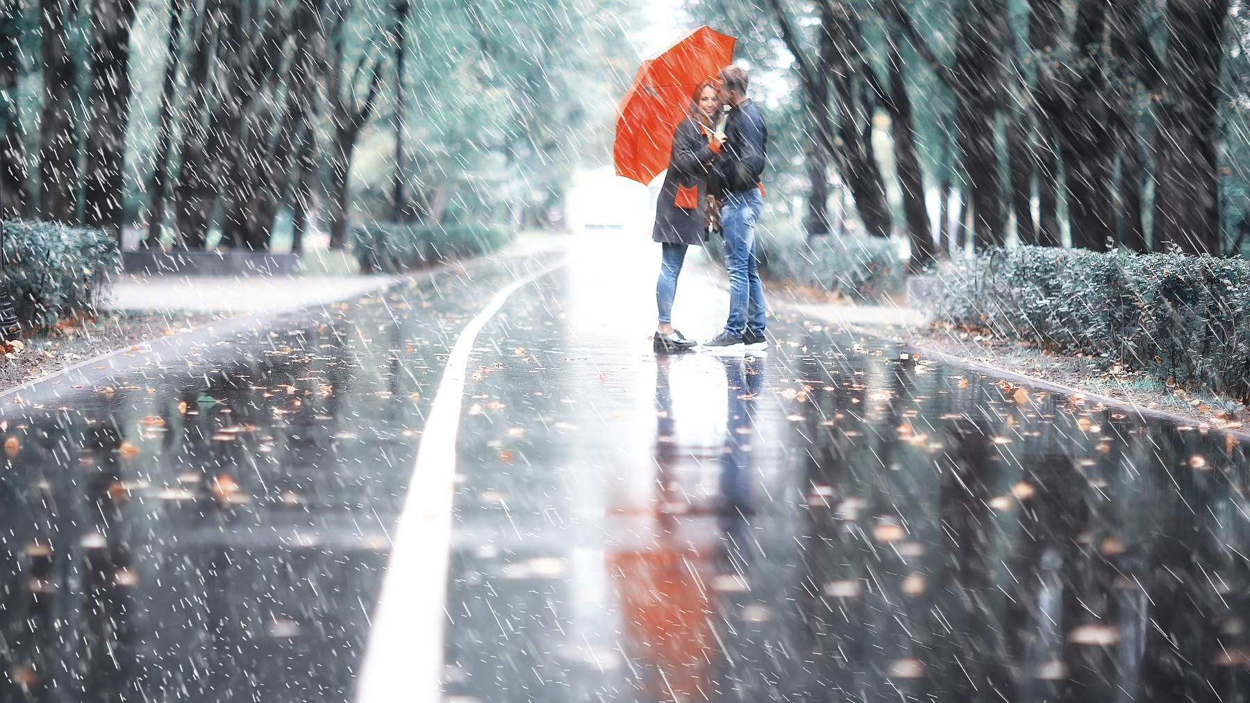 Caminar bajo la lluvia mejora el ánimo, limpia el aire y reduce el estrés: lo que dice la ciencia