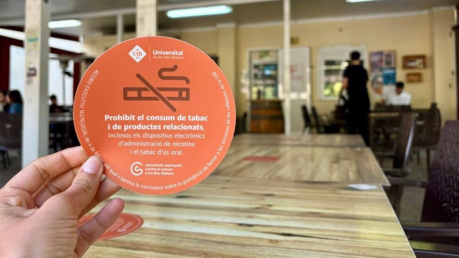 La Universidad pública balear prohíbe fumar y vapear en las terrazas de sus cafeterías