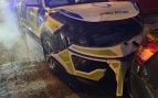 El vehículo policial que ha sido embestido.