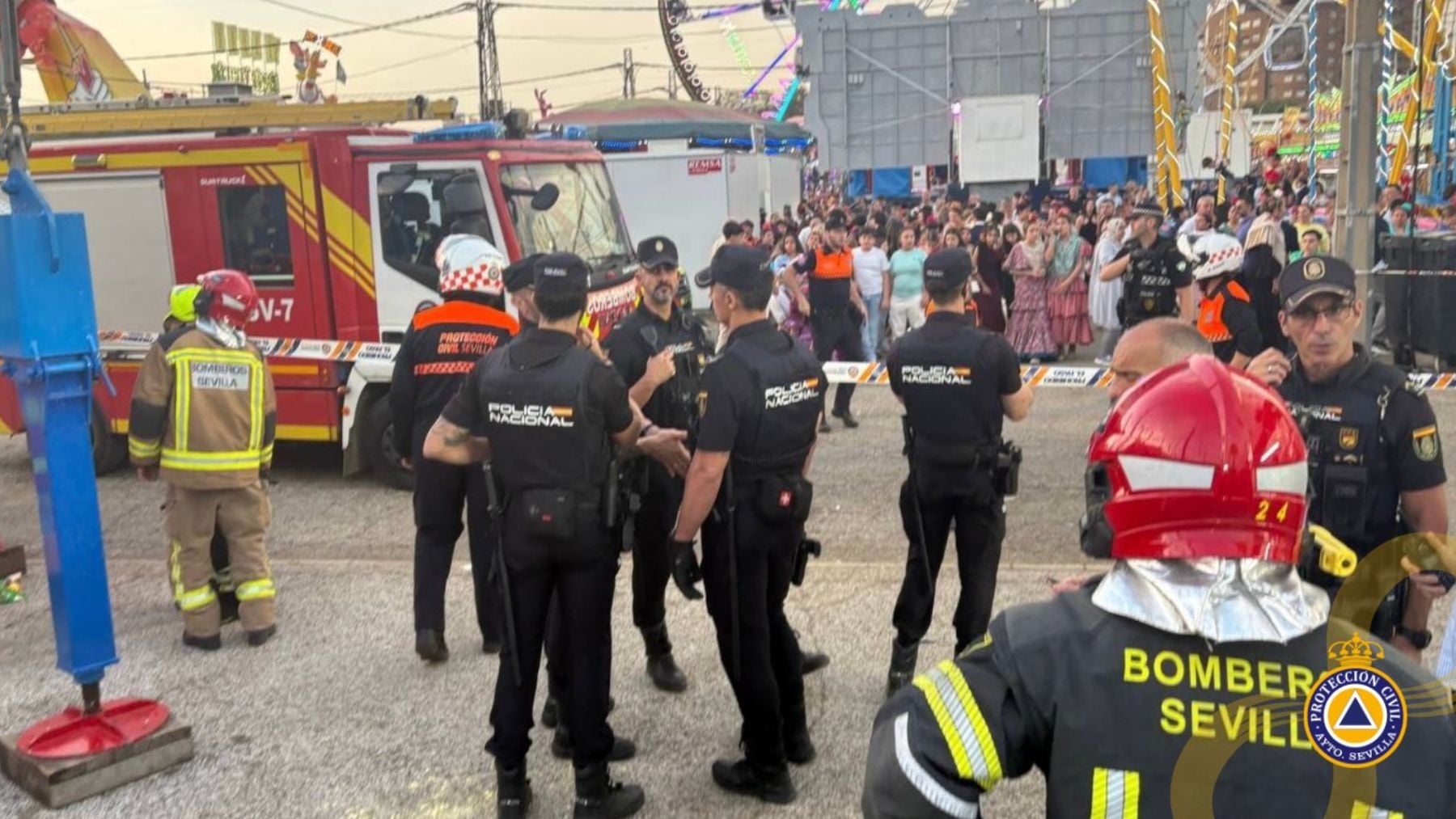 Dos niños suspendidos en el aire y cuatro heridos tras fallar una atracción en la Feria de Sevilla