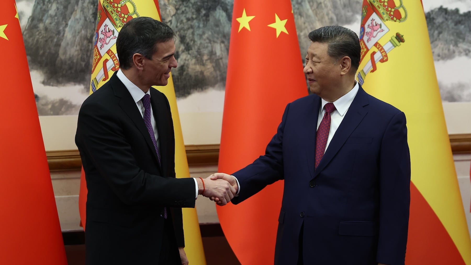 Países Bajos denuncia una ofensiva del espionaje chino contra Europa mientras Sánchez se abraza a Xi Jinping