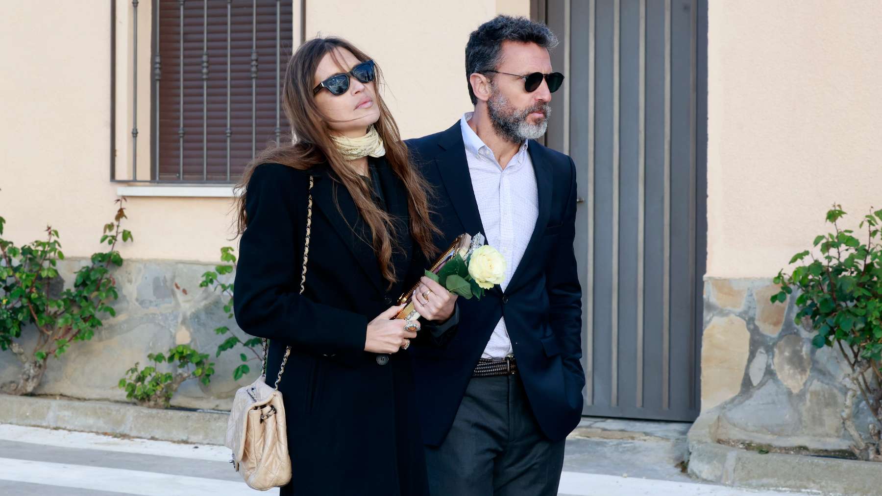 Sara Carbonero y su novio en Corral de Almaguer. (Foto: Europa Press)