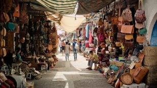 Encuentran indicios de agua en roca de Marte, roca de Marruecos ayuda a investigar Marte, rocas marcianas en Marruecos, existencia de agua en Marte.