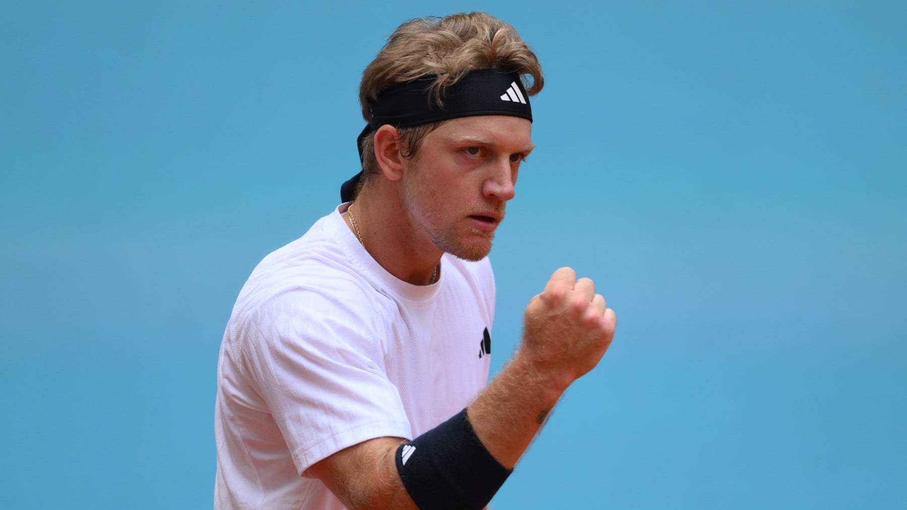 Davidovich reina en el duelo nacional: apaga a Carreño y espera a otro español en el Mutua