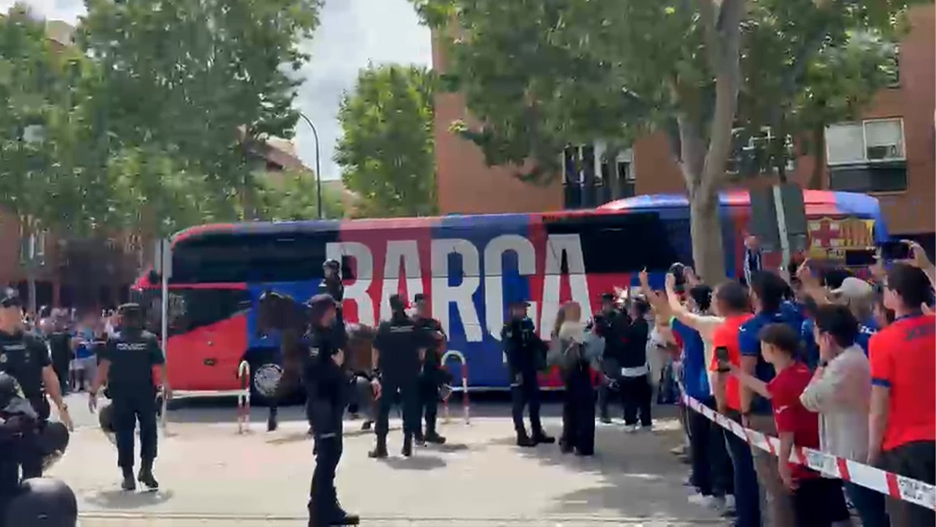 La afición del Getafe recibe al Barcelona con banderas de España y un ambiente hostil