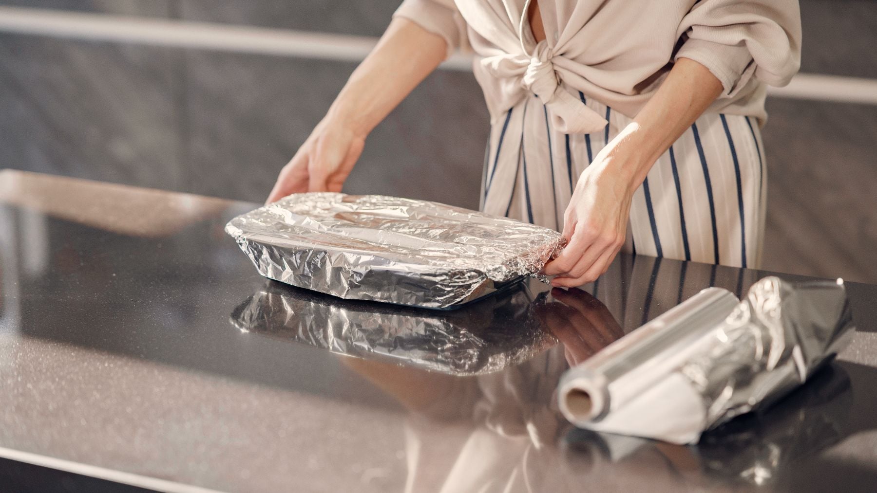 Colocar papel de aluminio en los cajones de la cocina: por qué funciona y por qué cada vez lo hace más gente