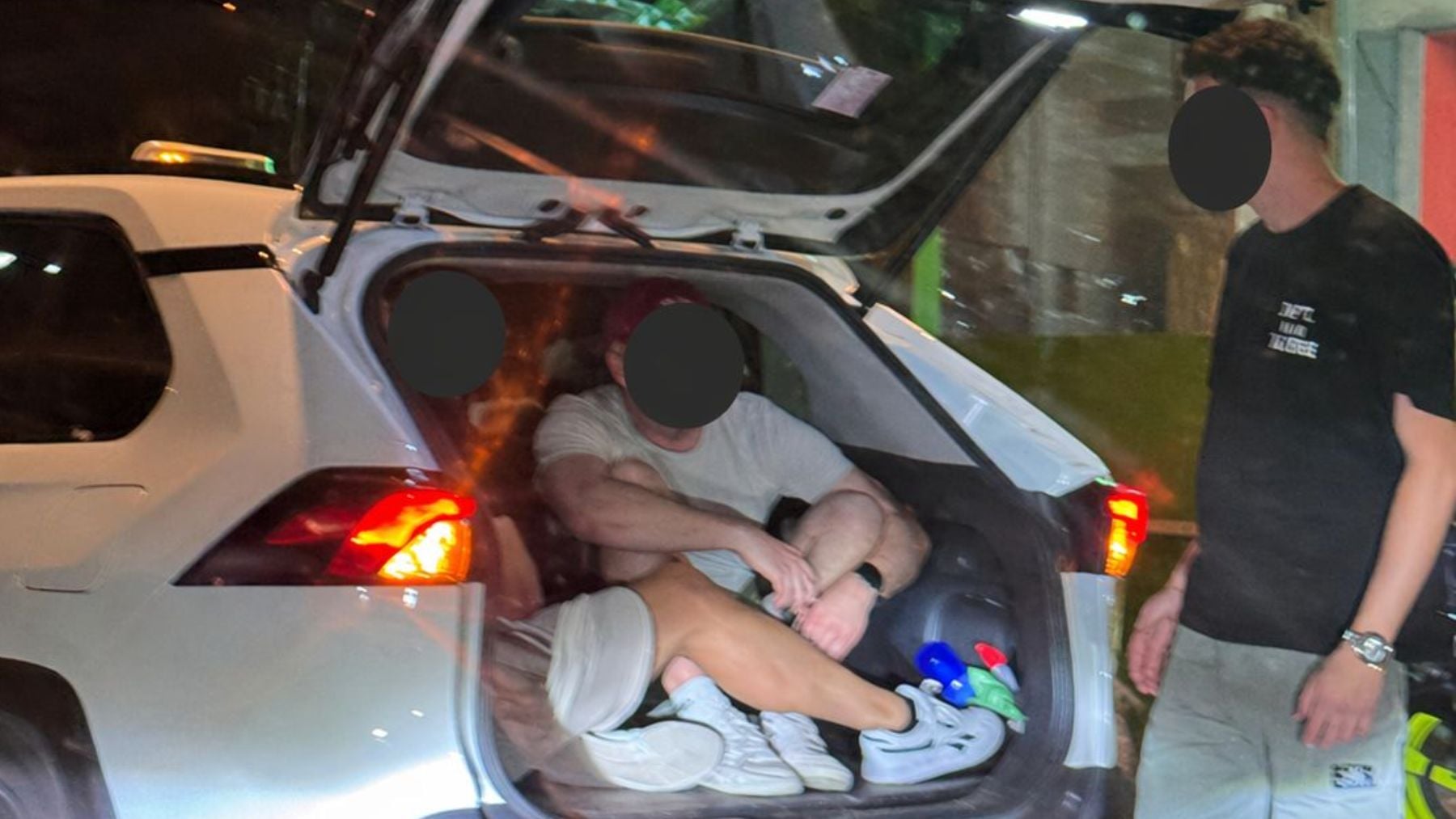 Noche de desfase en la Playa de Palma: un taxi circula lleno hasta los topes y dos turistas viajan en el maletero