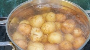 Agua de cocción de las patatas