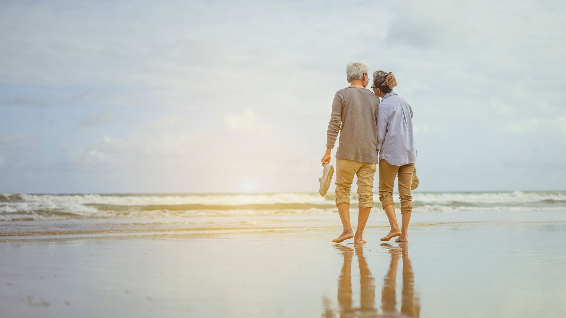 Una pareja de jubilados se va de vacaciones y no regresan a su casa: Aquí todo es más barato