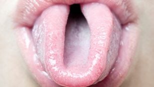 Doblar la lengua en forma de 'U'