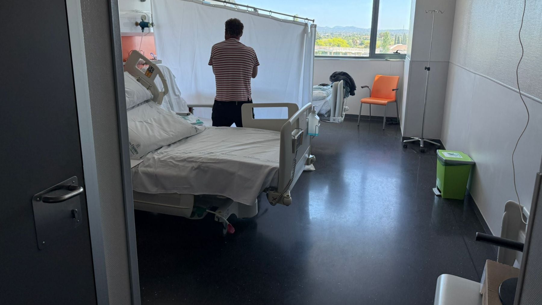 Casi una hora sin poder ir al baño por un apretón en un hospital por un enfermero pasota: Vendré cuando me salga de los huevos