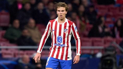 Pablo Barrios en un partido con el Atlético. (Europa Press)