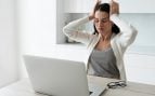 Una persona con estrés trabajando frente al ordenador. Foto: Freepik