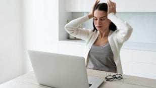 Una persona con estrés trabajando frente al ordenador. Foto: Freepik