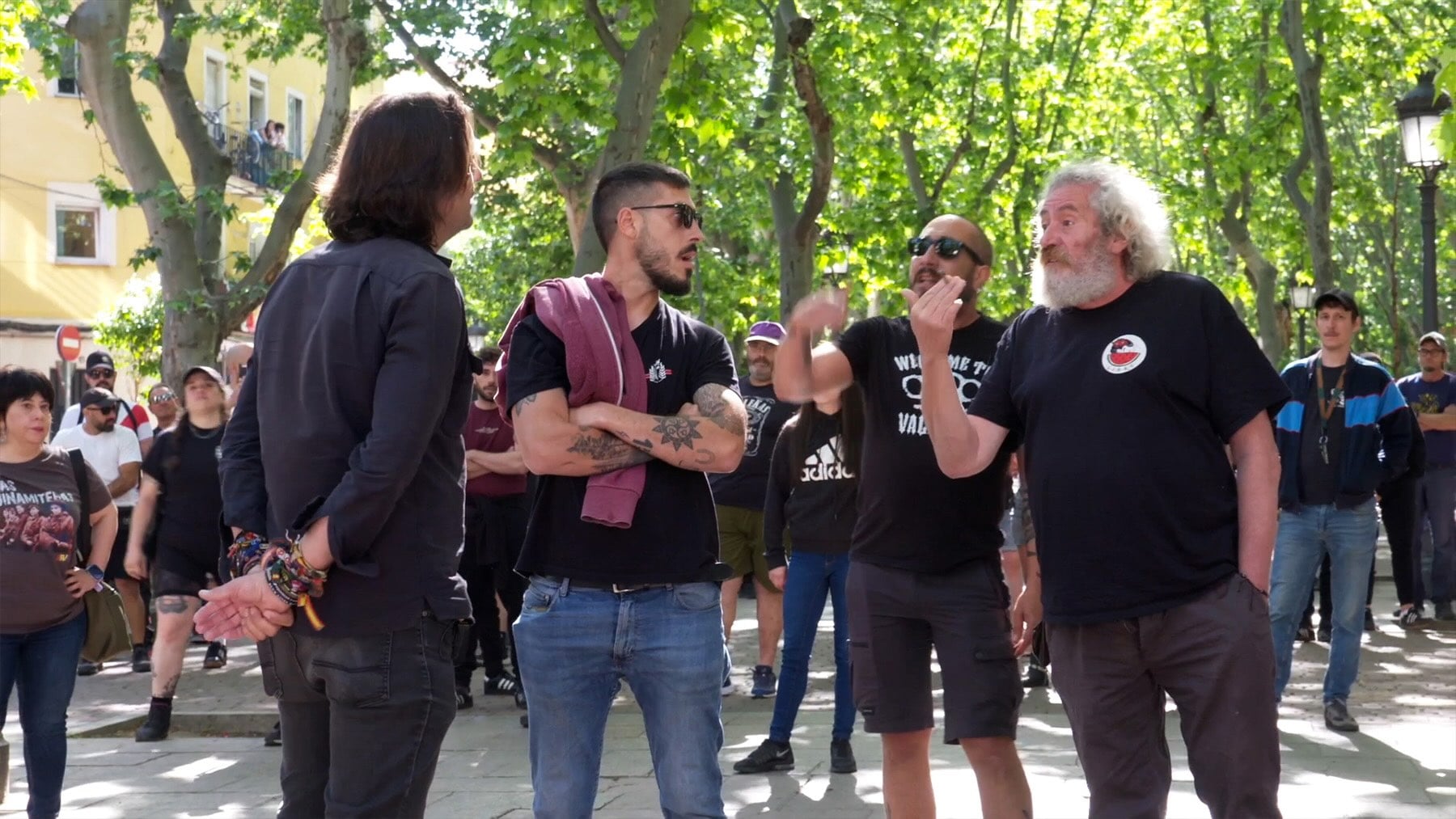 Matones bukaneros boicotean bajo amenazas un acto de Vox en Vallecas: ¡Fuera de nuestro barrio!