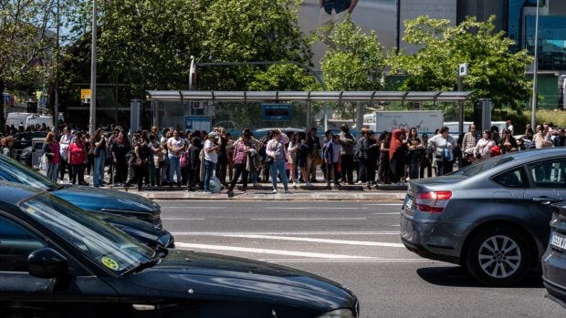 Varias personas esperan el bus en Madrid durante el apag&oacute;n. (Foto: Matias Chiofalo/Europa Press).