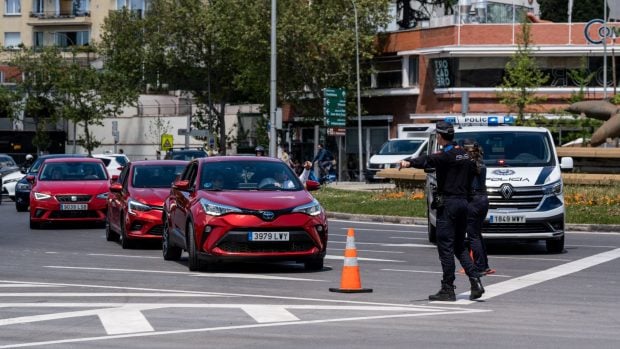 Efectivos de la Policia Municipal organizan el trafico en Madrid el d&iacute;a del apag&oacute;n. (Foto: Matias Chiofalo/Europa Press).