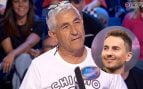 José Manuel Lorenzo, padre de Jorge Lorenzo, en su paso por El precio justo junto a una imagen de su hijo (Mediaset/Atresmedia)