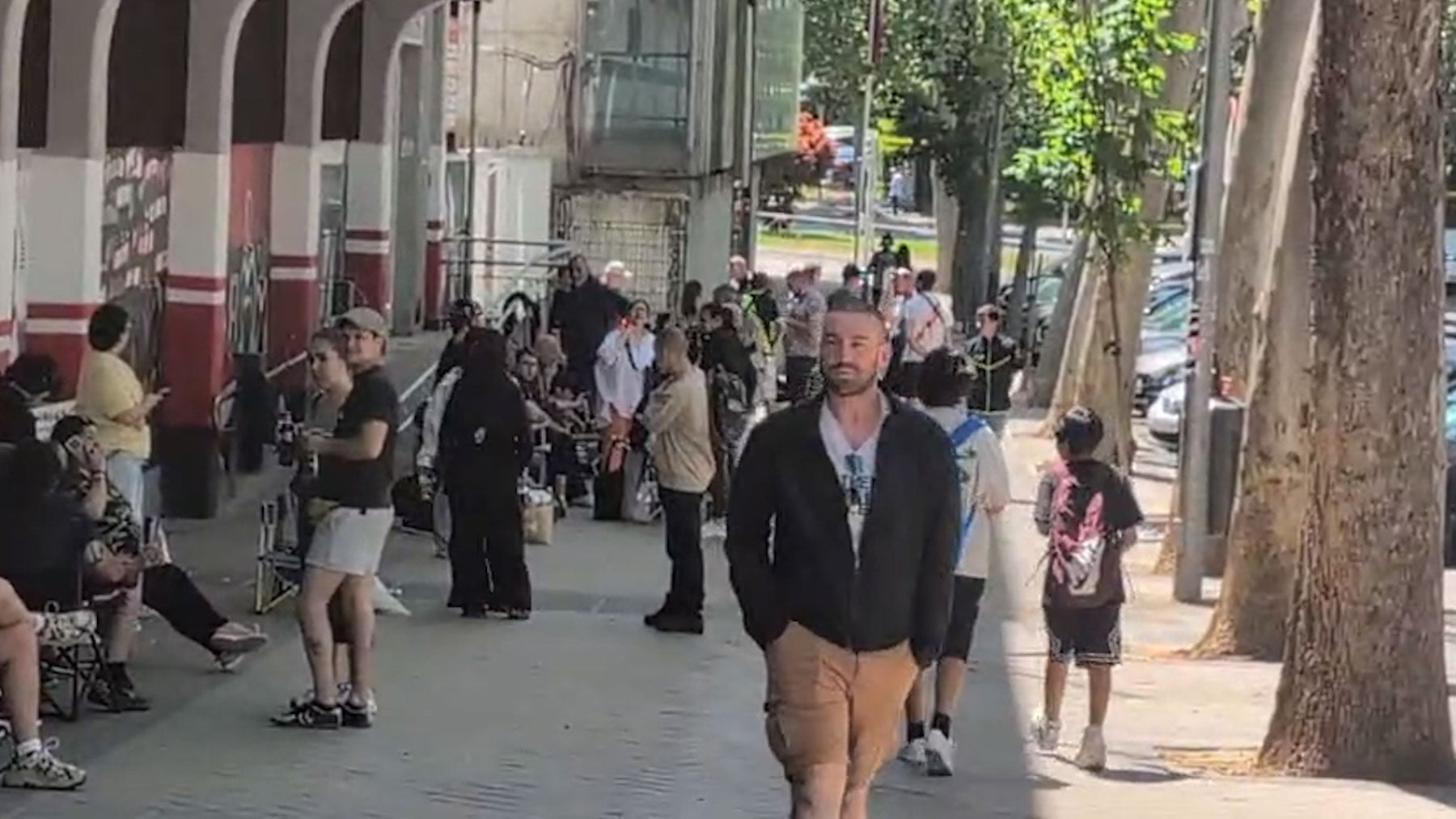Colas y caos en Vallecas para conseguir entradas para el Rayo - Estrasburgo de semifinales de Conference League