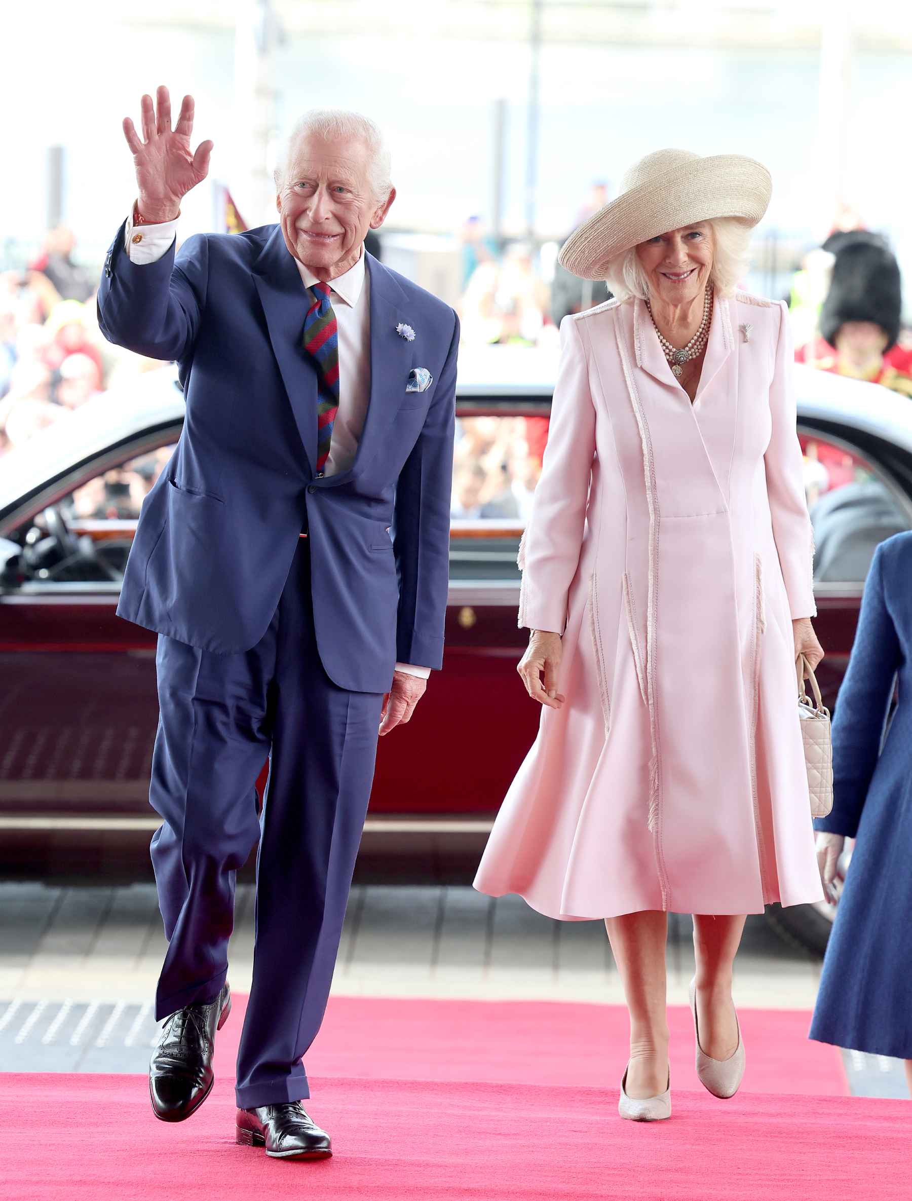 Los reyes Carlos III y Camila en Gales. (Foto: Getty Images)