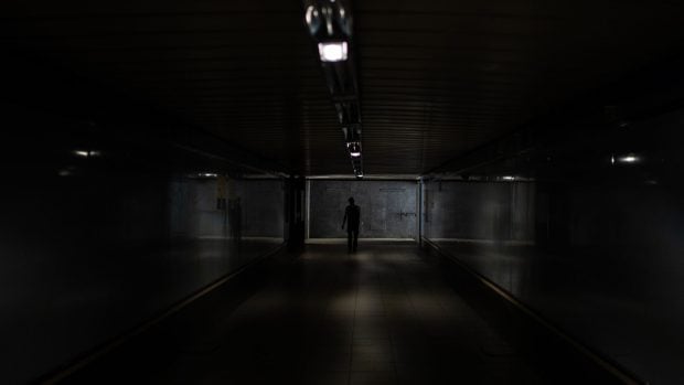 Una persona sale de la estaci&oacute;n de metro Rep&uacute;blica Argentina, en Madrid, en pleno apag&oacute;n. (Foto: Matias Chiofalo/Europa Press).