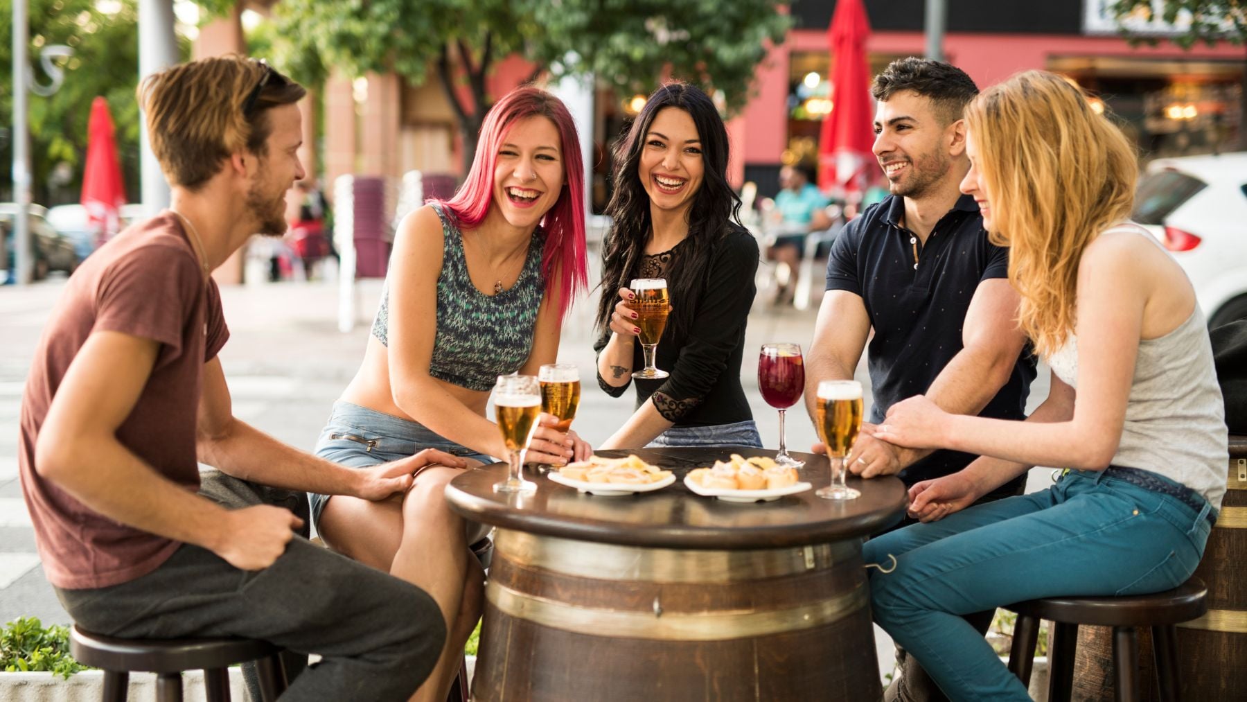 España obliga a bares y restaurantes a cerrar terrazas por el calor extremo: así te afecta la nueva norma