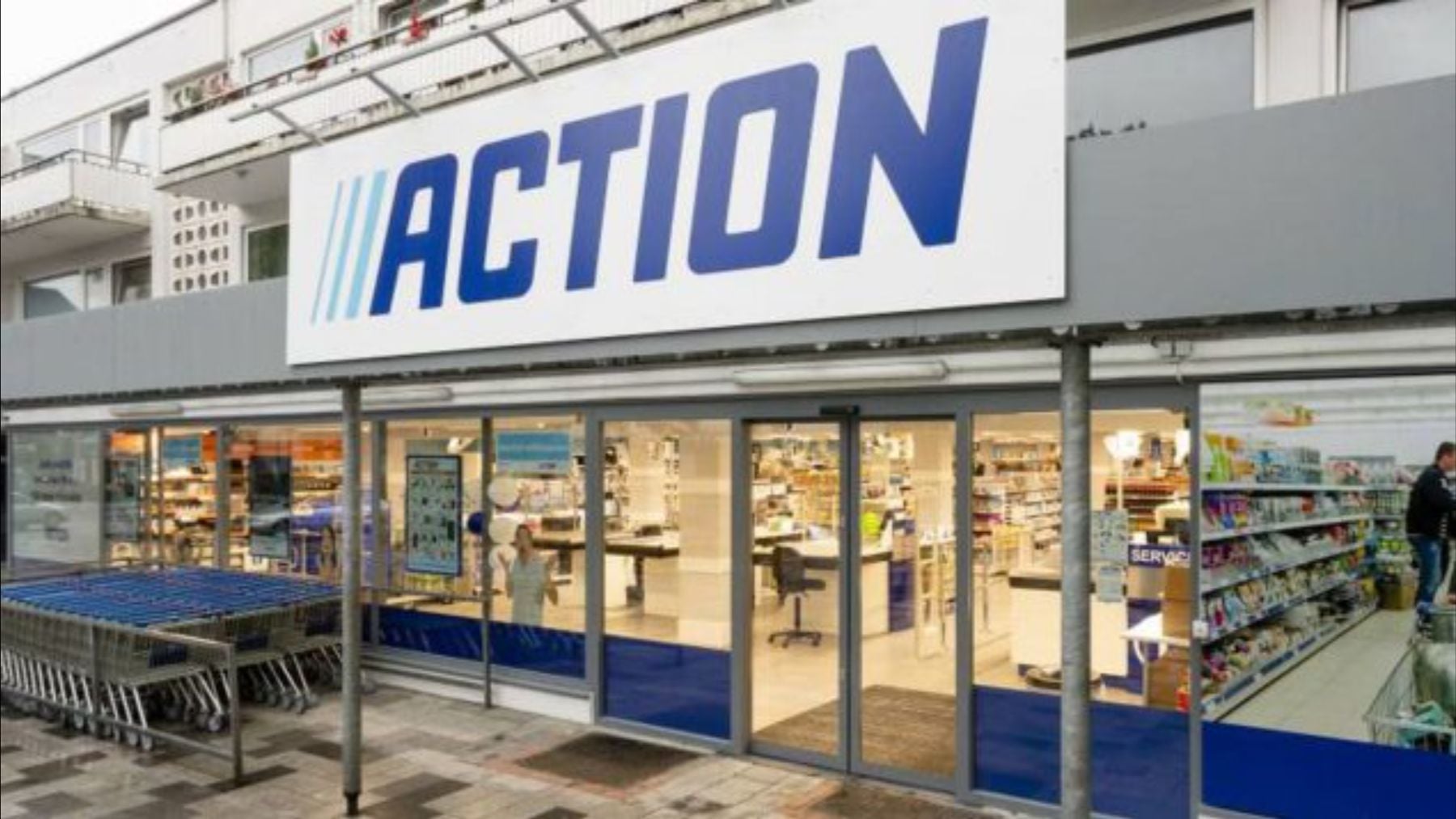 Ya hay colas en Action por las baldosas autoadhesivas para cambiar tu cocina y dejarla como nueva sin hacer obras por menos de 3 euros