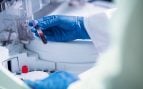 Científicos realizan un análisis de laboratorio. Foto: Freepik