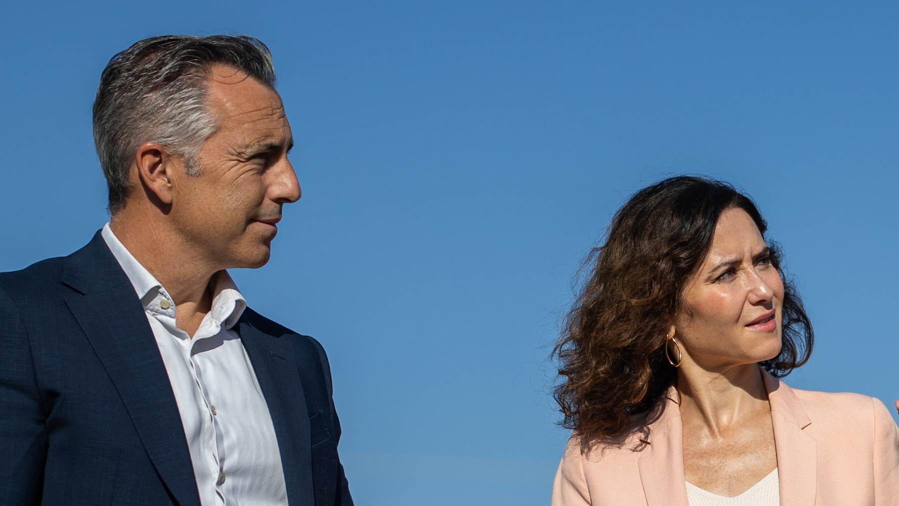 El consejero Carlos Novillo con la presidenta Ayuso.