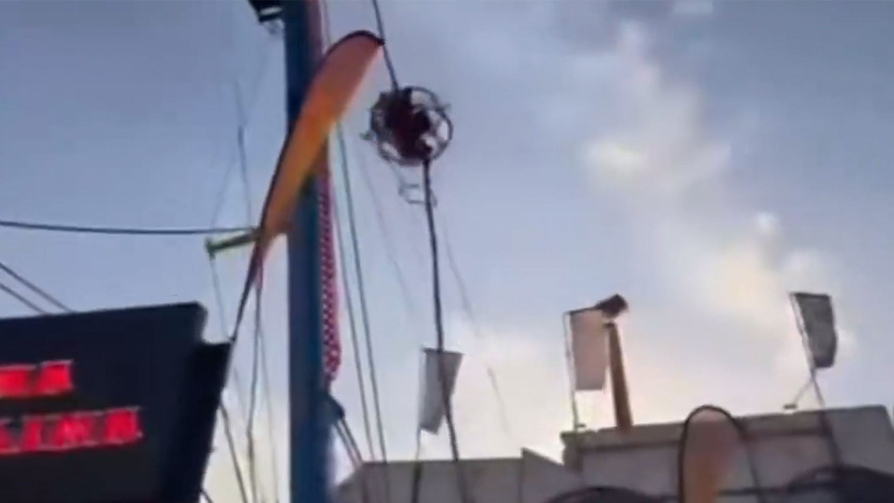 La madre de uno de menores herido en la atracción de la Feria confirma que otro chico “avisó al encargado de que fallaba”