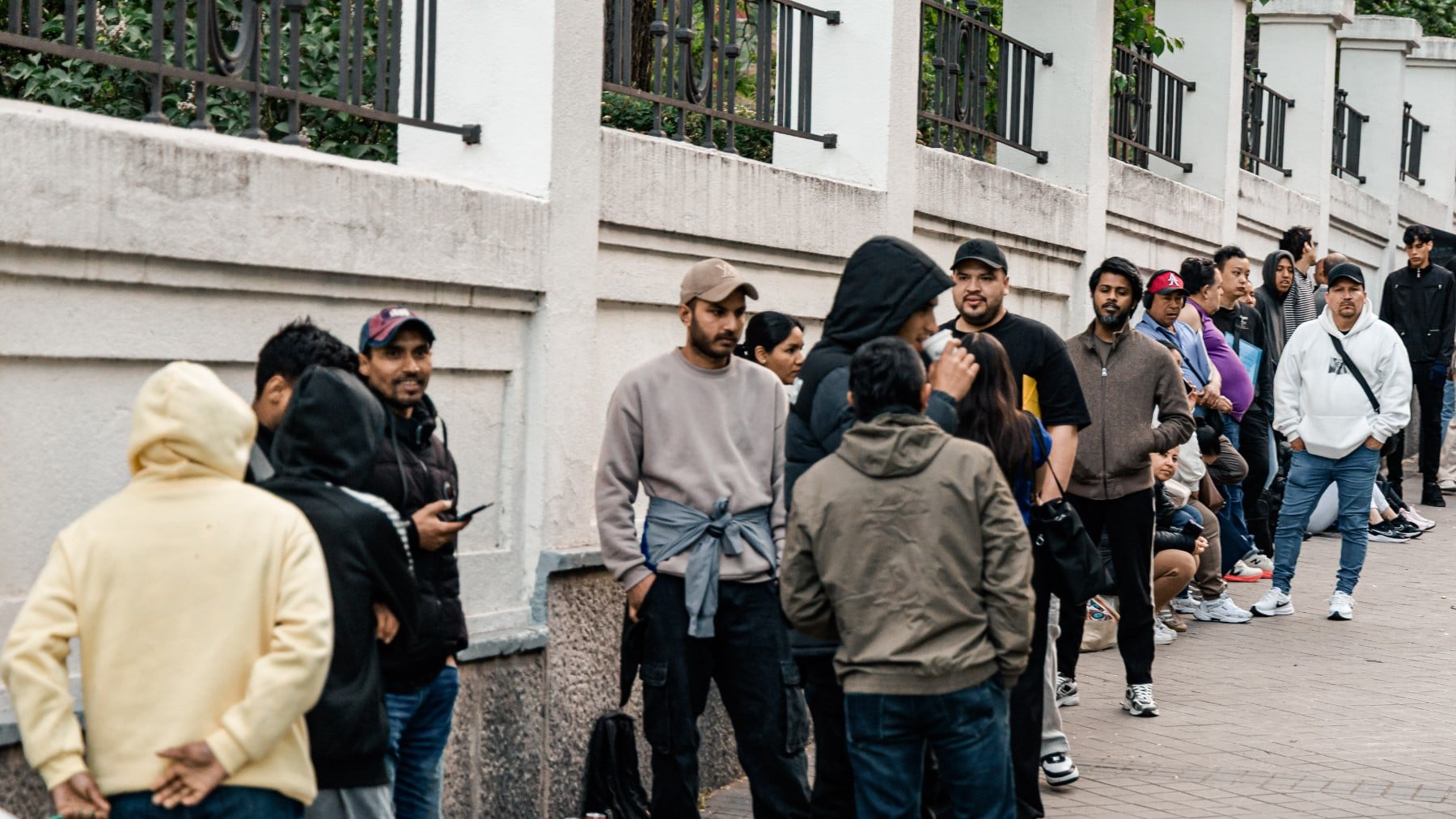 La regularización masiva colapsa los servicios sociales en Madrid y ya retrasa la atención a familias necesitadas